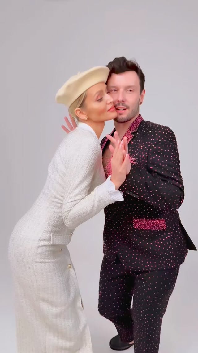 Paryż znowu nas wzywa… 🇫🇷
Tam, gdzie moda spotyka miłość, a spojrzenia mówią więcej niż słowa.
Miasto namiętności, w którym wszystko może się wydarzyć… ❤️✨
A WIĘC TO MIŁOŚĆ 🧡