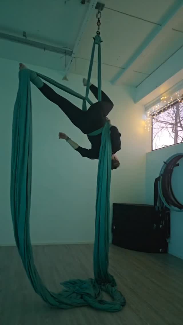 Det er noe helt spesielt med følelsen av å være i silks ✨
Styrke, flyt, mestring – og litt magi i luften.
Har du lyst til å prøve? Vi har kursstart i Aerial Silks i dag kl. 19:50, og det er fortsatt noen ledige plasser hvis du vil bli med 🤍
Book plass via linken i bio.
#tønsberg #aerialarts #treningsglede #poleandaerial