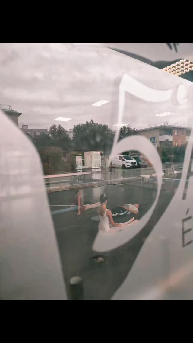 💖RETROUVEZ NOS STAGES D'ÉTÉ À LA CINQUIÈME ARABESQUE 💖
🩰Souvenir magique de notre stage d’été 2025 ✨
Quel bonheur de revivre ces moments partagés avec nos invités d’exception :
✨Eve Grinsztajn, première danseuse à l'Opéra National de Paris ;
✨Oxana Kucheruk, Étoile et maîtresse de ballet à l'Opéra National de Bordeaux ;
✨Matthew Madsen, directeur du VMBallet;
✨Marie Girard, sophrologue;
✨Anne-Gaëlle Duvacquier, professeur DE;
✨Taïna Hans-Sze-Chuen, professeur DE;
✨Claire Briant, directrice de La Cinquième Arabesque
🩰Au programme : danse classique, Progressing Ballet Technique©, sophrologie et préparation mentale, Munz Floor ©, caractère, barre à terre…
Un mélange parfait d’exigence, de bienveillance et de passion !
🩰Des professeurs inspirants, des professionnels généreux, et surtout des élèves investis, pleins d’énergie et de talent 💫
💖Un immense merci à toutes et tous pour cette belle aventure artistique et humaine.
💖Merci infiniment à la mairie d'Eysines de nous avoir si chaleureusement accueilli dans la magnifique salle du Bourdieu!
Et maintenant… que préparons-nous pour cet été ?
Surprise ! 🌞
Restez connectés et suivez nos actualités pour le découvrir !
Merci @lagrinch merci Oxana Kucheruk merci @mvsmadsen merci Anne-Gaëlle Duvacquier merci @taina_art.pro merci @marie_girard_inspiration_mg merci @clairebnrtinstapro merci @eysines_culture @villedeysines
