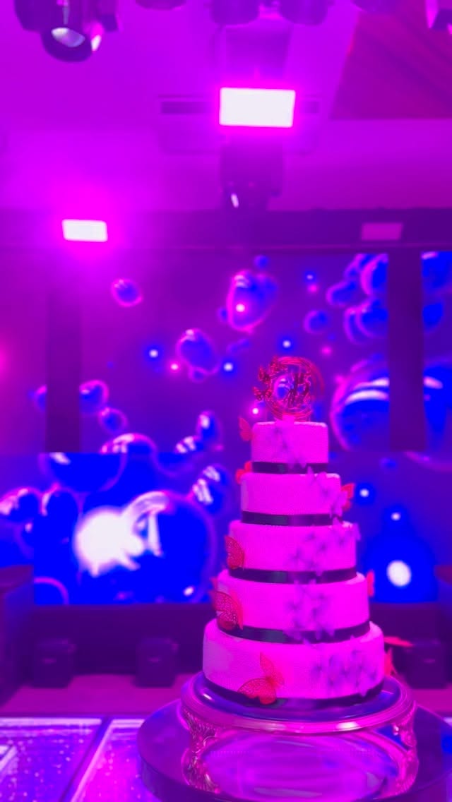 No último sábado realizamos os 15 Anos da Ísis, no @villagioverde.
O ambiente foi cuidadosamente preparado para criar uma experiência marcante para todos os convidados. O palco ganhou destaque com Painel de LED principal, complementado por tiras de LED nas laterais e na bancada do DJ, criando um cenário moderno e envolvente para os momentos especiais da festa.
A ambientação contou também com pontuação aérea valorizando a mesa dos convidados, a mesa de doces e o bar, além de iluminação cênica estratégica, que trouxe ainda mais sofisticação ao espaço.
Para elevar a emoção nos momentos mais aguardados da noite — brinde, valsa e abertura da festa — utilizamos efeitos especiais com fogos Gerb, proporcionando cenas impactantes e memoráveis.
🎧 Comando da pista: DJ @arieljunior_, conduzindo a energia da festa e garantindo uma pista cheia do início ao fim.
⭐️Ariel Som e Luzes — Transformando momentos em experiências inesquecíveis.
• Cerimonial: @carufeest
• Decoração: @maria_leony_decoracoes
• Fotos: @diegoemyhfotografia
• Buffet: @zandereventos
• Bar: @milano_bartenders
• Bebidas: @nneventospg