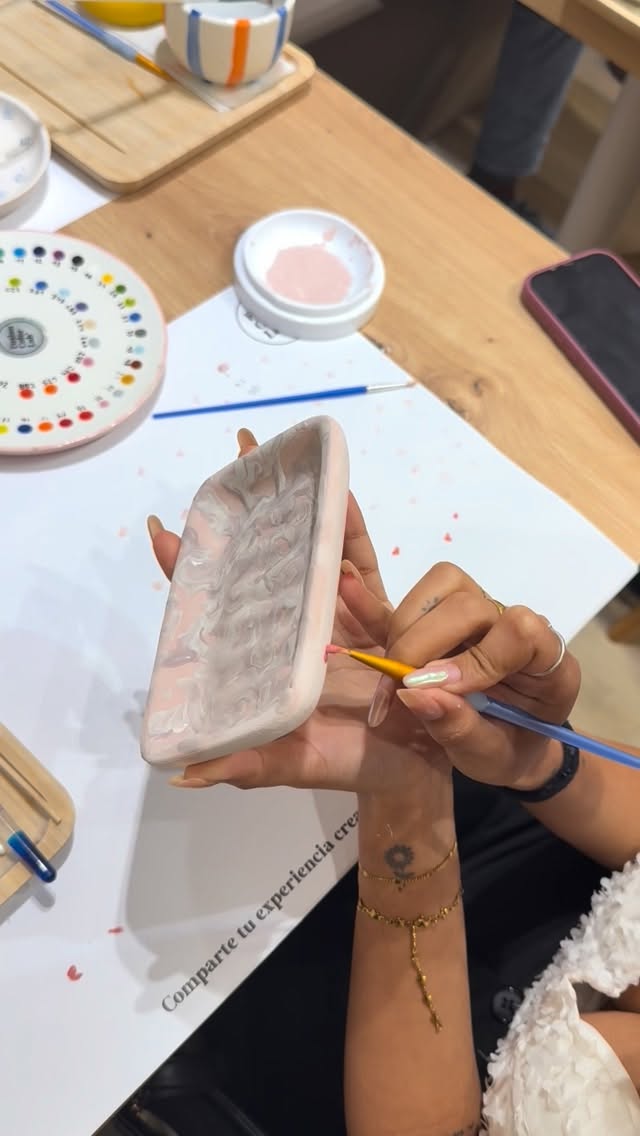 Creaciones, estilos propios y personas maravillosas pasan por nuestro Lab 🍶✨
¡Visítanos, inspírate y vive tu experiencia creativa!
📍Carrer Roger de Flor 149 (Barcelona)
#Ceramica #Barcelona #Creatividad #PlanesBarcelona #BarcelonaThingsToDo