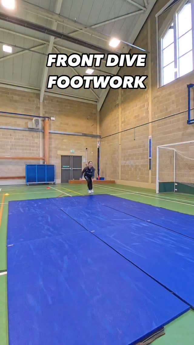 FOOTWORK đŁ
Q. What does optimal footwork look like in the outfield?
A. Anything that allows you to access the ballâŚ
Direct, controlled, feet underneath, fastâŚ
#fielding #cricket #athletic #movement #speed #catch #catching #footwork #hundred