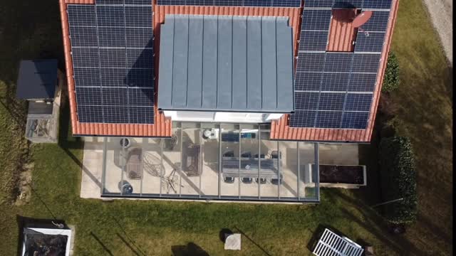 Diese Terrasse spricht für sich! 🔥
Unser Referenzkunde hat sich für eine wirklich beeindruckende Lösung entschieden. Mit brutaler Länge, starkem Erscheinungsbild und einem Design, das einfach begeistert. Eine wunderschöne Terrassenüberdachung, perfekt gewählt und genauso präzise umgesetzt von
AVEL-Systemtechnik. 💪
#Terrassenüberdachung
#Überdachung
#Handwerk
#AVELSystemtechnik
#Azubi