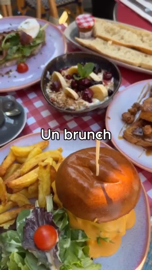 Un brunch à 25€ à Paris… oui oui 👀
Chez La Famille Balou, pour 25€ tu as :
☕️ une boisson chaude
🍊 un jus pressé minute
🥖 une tartine beurre confiture
🍳 un plat salé au choix
🥞 et un plat sucré
Avocado toast, crispy chicken buns, pancakes, brioche perdue ou granola bowl… le plus dur c’est de choisir.
📍 Brunch tous les week-ends
☀️ Et en plus il y a du soleil sur la terrasse.
#brunchparis #parisfood #brunchtime #lafamillebalou