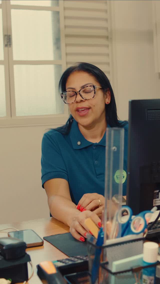 Nosso diferencial é o acompanhamento rigoroso e dedicado de cada etapa do processo. Do plantio à colheita, passando pela logística, embarque e autorização de pagamento, cuidamos de cada detalhe com atenção.
🌱 🚛 ☕️ 🍃
A Gleice é especialista em logística, e com mais de 10 anos de experiência, cumpre com maestria a sua função de movimentar toneladas de sacas de café pelo mundo afora. Falou em organização, documentação e logística assertiva, deixa que ela entende - com a Gleice no comando da papelada, seu café está seguro.
No ritmo da corretagem, somos agentes de ação. Movemos o mercado com inteligência, compromisso, destravando oportunidades e eliminando obstáculos. #logistica #empresa #familia
Combinando visão inovadora das novas gerações do nosso time e o respaldo de mais de 40 anos de carreira no mercado cafeeiro do cerrado mineiro, oferecemos o equilíbrio perfeito entre tradição e modernidade.
Desde 1995, a FG Corretagens é o elo que conecta, transforma e move o mercado cafeeiro. O café não espera, e a FG também não.
Você já conhecia todos esses detalhes sobre os nossos serviços?