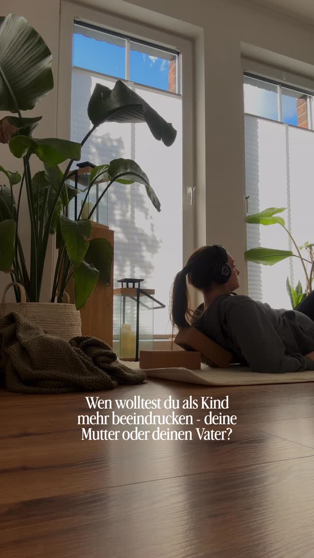 Als Kind hast du bedingungslose Liebe verdient. Du kommst auf diese Welt und darfst einfach geliebt werden. Immer.
Nicht, weil du etwas leistest.
Nicht, weil du besonders brav bist.
Nicht, weil du Erwartungen erfüllst.
Einfach, weil du da bist.
Und trotzdem erleben viele von uns, dass Liebe sich manchmal an Bedingungen geknüpft anfühlt.
Wir wachsen in einem Umfeld auf, das uns prägt. Unsere Eltern, Großeltern und Bezugspersonen zeigen uns – bewusst oder unbewusst – wie Beziehung funktioniert. Und als Kinder entwickeln wir Strategien, um diese Verbindung zu sichern.
Wenn du heute dazu neigst, es allen recht zu machen und dich vielleicht selbst als People Pleaser erkennst, dann hast du diese Strategie nicht bewusst gewählt. Du hast sie als Kind gelernt.
Viele Menschen haben früh gespürt:
Wenn ich mich anpasse, wenn ich Erwartungen erfülle, wenn ich besonders bemüht bin – dann bekomme ich Anerkennung, Nähe oder Harmonie. Unser Nervensystem lernt sehr früh:
Verbindung bedeutet Sicherheit.
Wenn die Anerkennung eines Elternteils schwerer zu bekommen war – vielleicht durch hohe Erwartungen, emotionale Distanz oder wechselhafte Reaktionen – beginnen Kinder oft, sich stärker anzupassen. Sie werden besonders aufmerksam. Besonders brav. Besonders bemüht. Nicht, weil sie „so sind“.
Sondern weil sie spüren:
Wenn ich gefalle, bekomme ich Nähe.
Diese Anpassung kann sich später im Leben als People Pleasing zeigen. Dann versuchst du vielleicht unbewusst Konflikte zu vermeiden, Erwartungen zu erfüllen oder deine eigenen Bedürfnisse hinten anzustellen.
Das was ich dir mitgeben möchte:
People Pleasing ist kein Charakterfehler.
Es ist eine alte Strategie deines Nervensystems, die dir einmal geholfen hat, Verbindung zu sichern.
Und der erste Schritt, sie zu verändern, ist genau das: sie zu erkennen.
Wen hast du als Kind mehr versucht zu beeindrucken – deine Mutter oder deinen Vater?
MUSTER
PEOPLE PLEASING
GEDANKEN
PERSÖNICHKEITSENTWICKLUNG
BEZIEHUNG
VATER UND MUTTER