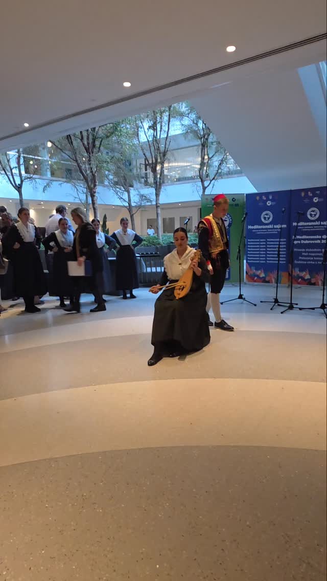 Uvijek srce jače tuče kad mladi zaigraju naše tradicijsko kolo,Poskočicu.
Na jučerašnjem otvaranju mediteranskog sajma u Dubrovniku, mladi članovi Kud -a Sv.Juraj Osojnik su nam svima pokazali kako se štuje i živi tradicija !
#kudsvetijurajosojnik #poskocica #narodnokolo #tradicija #mediteranskisajam