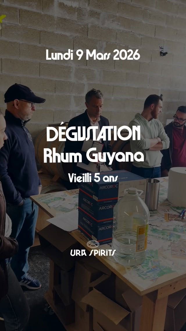1ère dégustation chez Ura Spirits à Biarritz !
Ce lundi, nous avons accueilli 30 clients pour une dégustation de rhums Guyana, vieillis 5 ans au sein de notre chai dans d’anciennes barriques de bourbon et de madère.
L’occasion pour nous de leur faire découvrir notre travail d’élevage et de sélection ainsi qu’un exercice de réduction alcoolique permettant de révéler progressivement l’expression aromatique des rhums.
Cette dégustation brute de fût permet d’apprécier les signatures propres de chaque barrique et les variations qui créent des profils distincts. Un moment d’échange autour du goût et de la découverte, dans l’atmosphère unique de Biarritz.
Une fois l’embouteillage réalisé, certaines bouteilles prendront la mer pour un voyage exceptionnel aux côtés d’Olivier Lehec sur Marama : New York, San Francisco par le passage du Nord-Ouest et le Groenland. Restez connectés, tout sera documenté ici !
Au-delà de la dégustation, ces rencontres sont aussi pour nous un vrai bonheur : partager notre travail et présenter l’ensemble de notre catalogue.
L’abus d’alcool est dangereux pour la santé. À consommer avec modération.
#UraSpirits #Biarritz