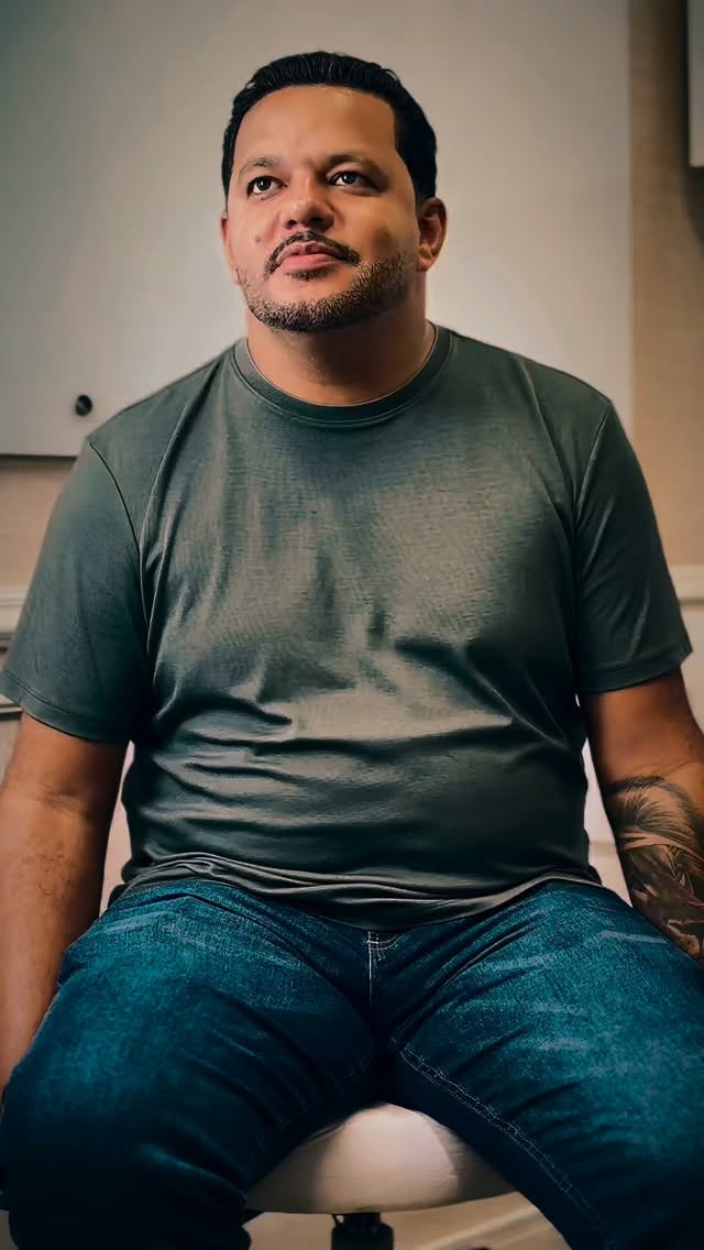 Muitas pessoas acreditam que a papada aparece apenas por excesso de peso.
Mas, na maioria das vezes, ela está relacionada à flacidez da pele e perda de sustentação facial.
Foi exatamente por isso que desenvolvemos o Protocolo Face Up Papada: um tratamento pensado para atuar de forma estratégica na região, ajudando a reduzir a papada, melhorar a firmeza da pele e redefinir o contorno do rosto.
O objetivo não é apenas tratar uma área isolada, mas harmonizar o perfil e devolver mais definição ao rosto, sempre respeitando a naturalidade de cada paciente.
Resultados como esse começam com uma avaliação personalizada e um planejamento cuidadoso.
📲 Agende sua consulta de avaliação e descubra como podemos melhorar o contorno do seu rosto.
#esteticafacial #papada #harmonizacaofacial #contornofacial #rejuvenescimentofacial esteticamasculina autoestima clinicodeestetica