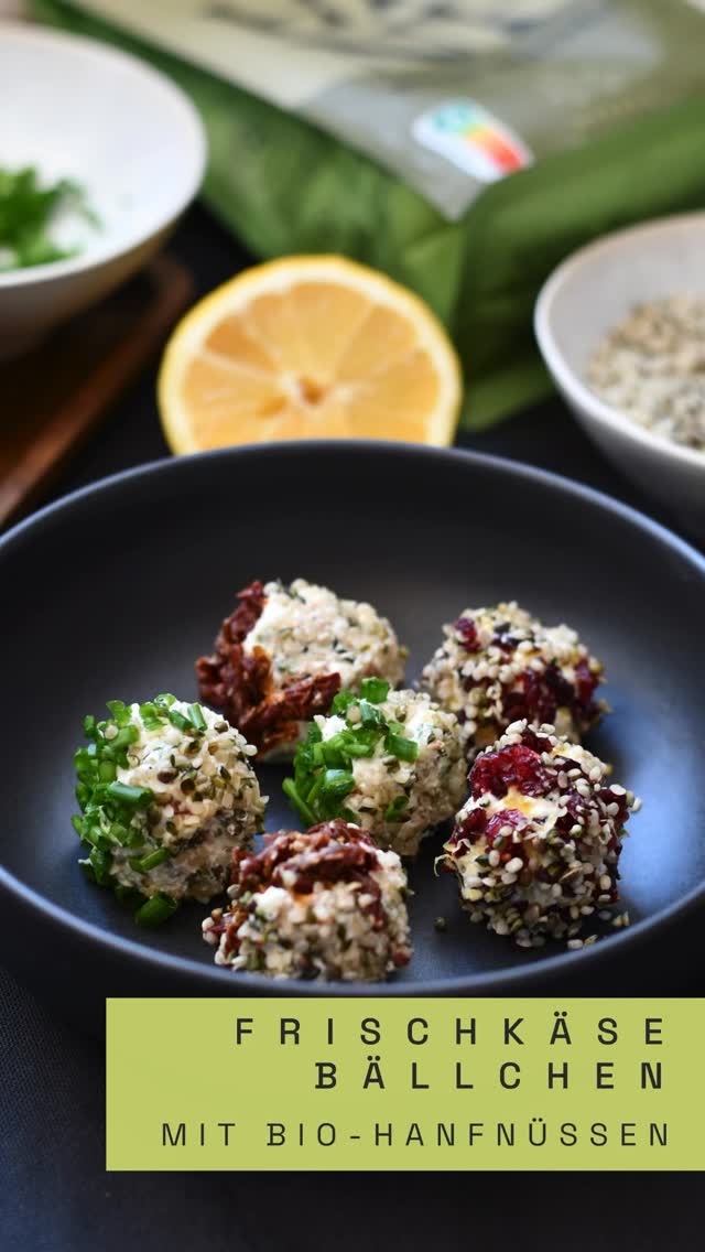 Schnell gemacht und ein Hingucker auf dem Tisch:
diese Frischkäsebällchen sind in vielen Varianten möglich und sowohl süß als auch herzhaft eine super Idee. 🫶🏻🌱
Probiert euch ruhig auch aus und schaut was eure Küche so hergibt.
Da man kleine Mengen herstellen kann eignet sich diese Idee z.B. auch super um Reste von Kräutern und Gewürzen zu verarbeiten.
Unsere geschälten Bio-Hanfnüsse verstehen sich eh mit vielen Zutaten blendend. Dazu passt wunderbar knuspriges Bauernbrot 😊
#schnellerezepte #gesundeernährung #superfood #hanfnüsse #proteinfood