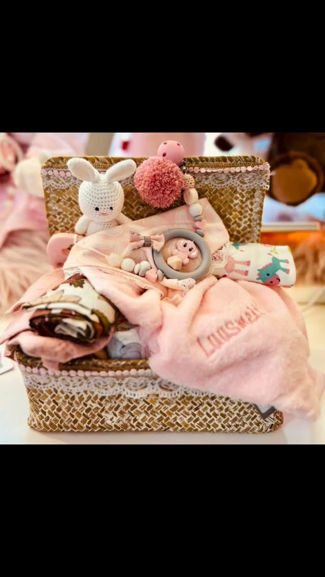 Schon gesehen? 🥰 Unsere neuen #Windelgeschenke, total verspielt und super süss. Gefüllt mit herzigen und praktischen #Babysachen, Windeln, Baby Body, #Nuggikette Stricktierchen oder Plüschnuschi und das Beste: Die #babygeschenk Box kann als #Erinnerungskiste verwendet werden und macht bis dahin eine tolle Falle im Babyzimmer… ❤️ wie gefällt sie Euch?