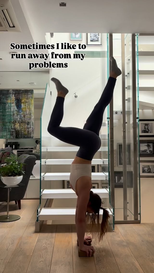 How do you deal with yours?😜
#handbalance #handstands #circusgirl #handstandtraining #handstand