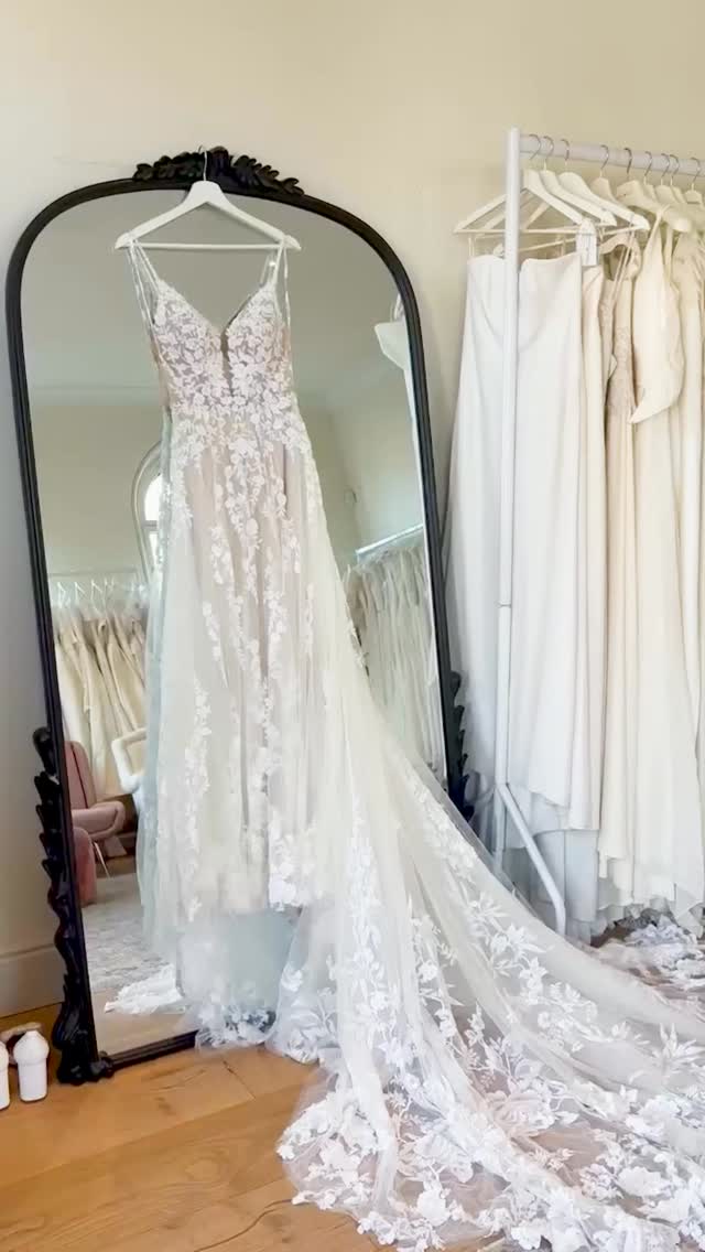 As part of our Women’s Month celebrations, we’re highlighting two beautiful new bride donations. 🤍
Did they make your eyes sparkle? ✨
Book a March bridal appointment and receive £100 boutique credit (valid for 30 days). 💌
1st dress — @martinalianabridal 1137
2nd dress — @watters Lenora