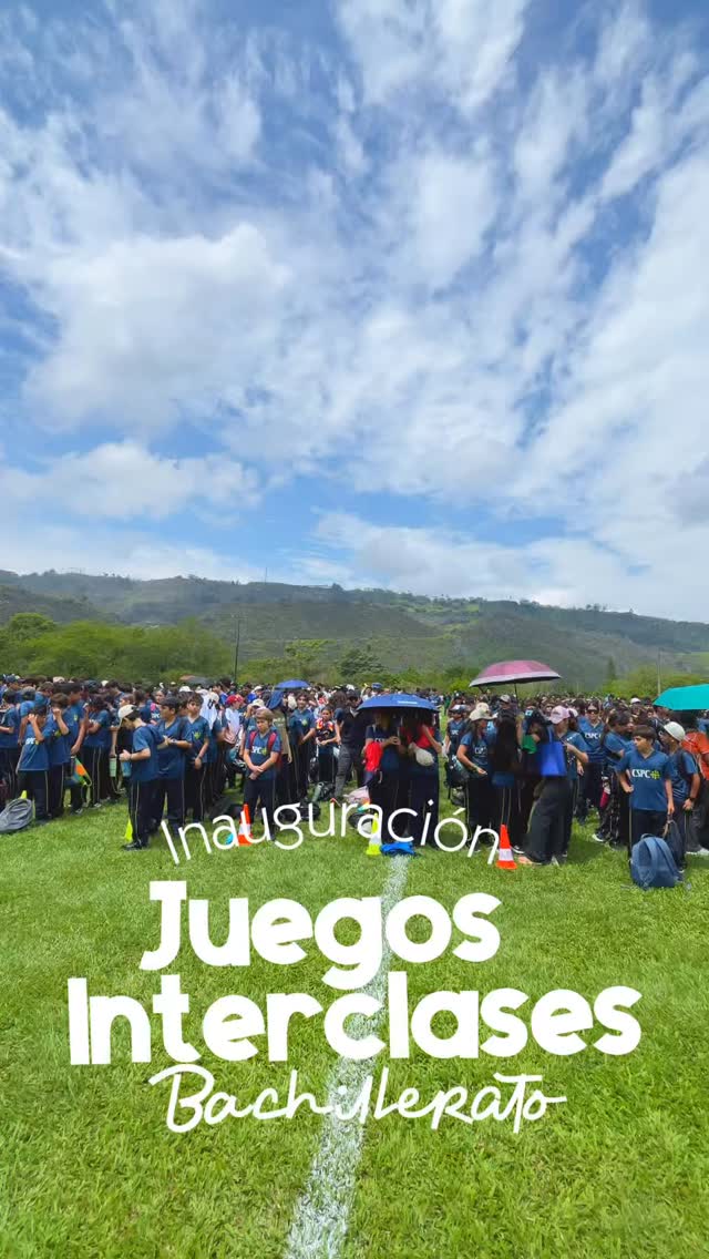 🏅 El Área de Educación Física, Recreación y Deportes dio apertura a nuestras competencias deportivas institucionales, una jornada llena de encuentro, amistad y sana competencia.
Las banderas fueron portadas por deportistas destacadas de las promociones 2026 y 2031, quienes representan a quienes culminan su etapa escolar en la institución y a quienes inician su recorrido por el bachillerato, mientras que estudiantes que se han destacado en diferentes disciplinas deportivas en el ámbito regional, departamental, nacional e internacional acompañaron el recorrido de la llama olímpica 🔥, símbolo de esfuerzo, disciplina y pasión por el deporte.
La comunidad educativa disfrutó, además, de diferentes encuentros deportivos, entre ellos, los partidos de fútbol interpromociones femenino y masculino, en un ambiente de respeto, integración y espíritu deportivo ⚽.
👏 Sigamos celebrando el deporte como espacio de formación, integración y valores💙