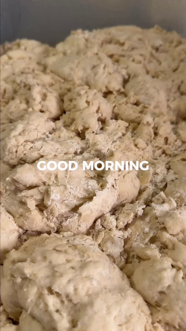 Great pizza starts long before the oven.
Biga fermentation, time, and a few really good flours.
That’s where the flavor begins.
#pizzashop #hjemmelagetpizza #napolitanskpizza