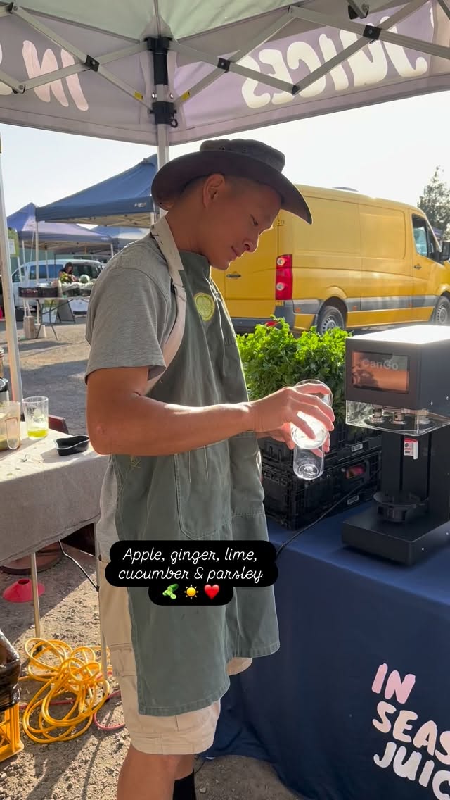 Cool down today with our green juice of the day & take home some cans for the week, amazing mixed 50/50 with sparkling water 😀🥒
Seasonal blend of cucumber, parsley, apple, ginger and lime @farmersmarketalphington & @elthamfarmersmarket 🍋🟩
Thanks @goon.fruit, @saveoursoil, @thrivingfoodsfarm, @crossiescados
Grab your fruit & veg from our mates @soli.the.farm @plentyvalleyproduce @remispatch @sennsationalberries @langdaleorchards 🍎🥕
