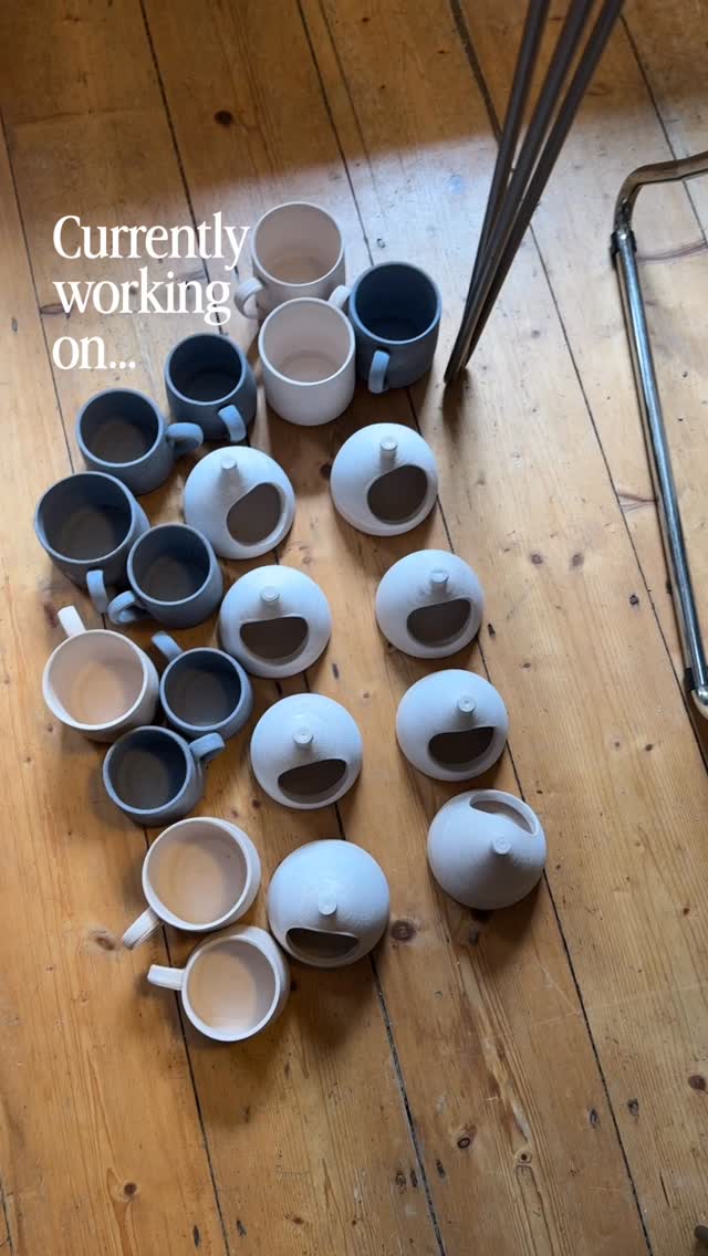 March meet the maker prompt - currently working on…
…some glazing today.
#marchmeetthemaker #jenmakespots #amacoglazes #kitchentable #pottersofinstagram