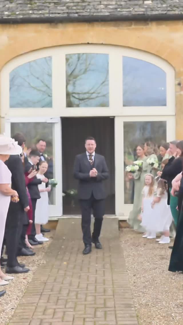 Warming up the guests before the confetti shot 🥳 ������ #wedding