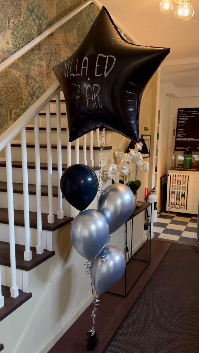 Tänk att vi fyller 7 år idag 🎈
Vi vill passa på att hylla alla våra fantastiska företagare som varje dag är med och gör Villa Ed till den plats det är.
Stort grattis till oss alla, och ett varmt tack till alla våra kunder som kommer hit, stöttar oss och firar tillsammans med oss idag. Det betyder massor 🫶🏼
Här kommer en liten hälsning från några av tjejerna som var på plats i stormen idag ❤️
Vi på Villa Ed
Inredningsbutik @villaedinredning
Klädbutik @villaed_by_glozzy
Café & Bistro @cafevillaed
Frisörer @villaed.frisorerna
Injektionsbehandlare @beautylin.se
Kroppsvård & Massage @lindaholtzkroppsvard
Inemotion Psykologi @inemotionpsykologi
Keramik @lerkallan
Skulpturskogen Villa Ed