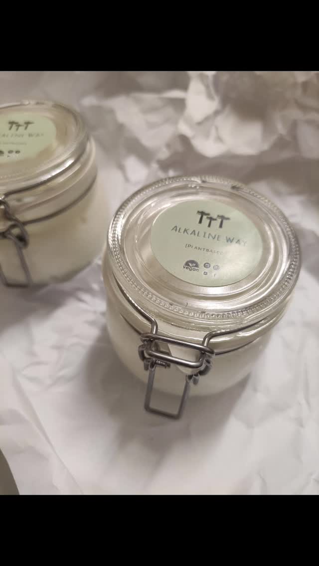 All over body butter made with only 3 ingredents
.
Literally melts in your palm!
.
Little goes a long way, helping your all over body butter last longer!
.
We only use the highest quality ingredients, cold pressed and organic!
.
Whipped to perfection every time!
.
link in bio to order yours!
.
.
.
#organic #alkalineway #whippedcream #softskin #cleanbeauty