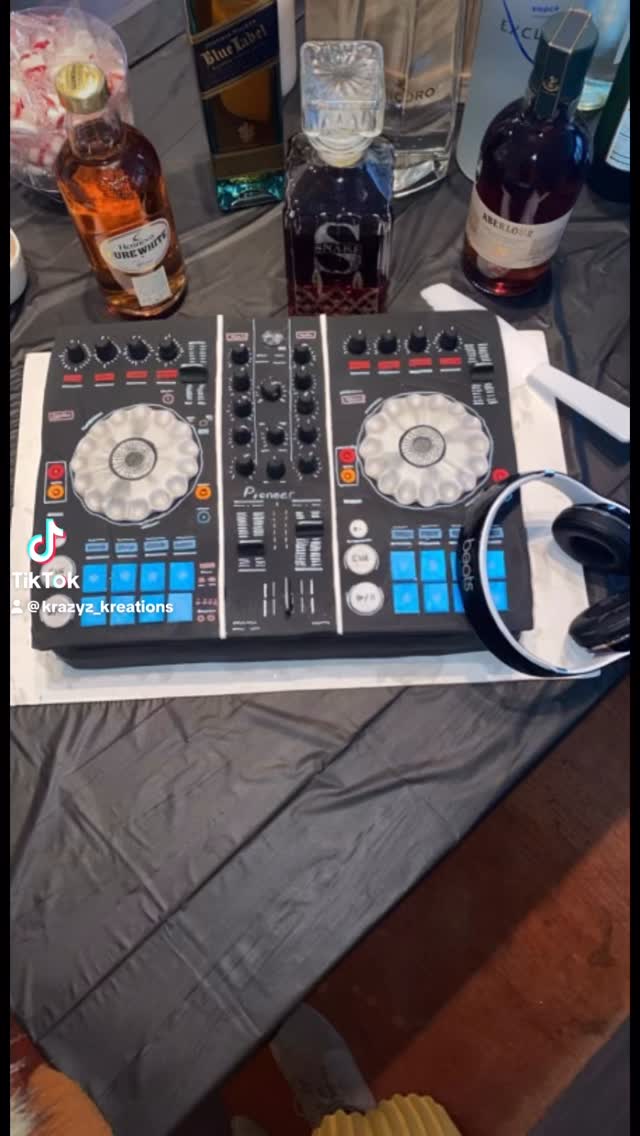 Custom cakes done the Krazy way 🎂🔥
DJ turntables 🎧
Cigar lounge vibes 🚬
And a bold Hennessy celebration 🥃
Three of my favorite designs for Mr. Fields.
Which one is taking the crown? 👑
#krazyakreations #cake #custom #birthday #sweet