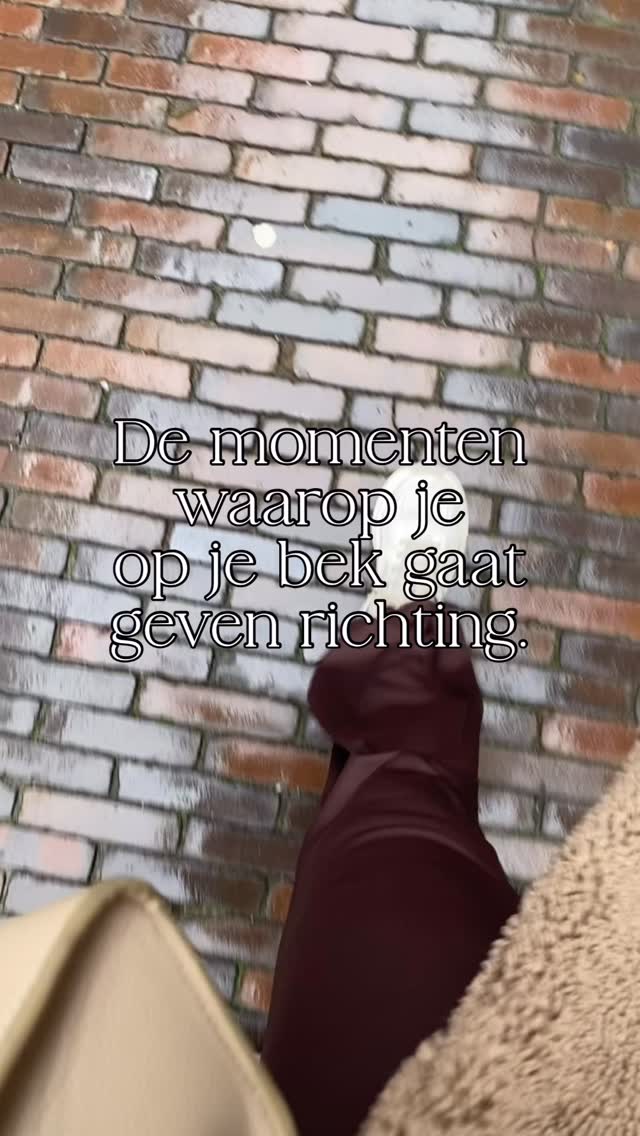 Woensdag kwam ik (onaangekondigd) in Nederland.
All you need is love is er niks bij.
Dit is de eerste keer sinds bijna 8 maanden dat ik terug ben.
Het voelt vertrouwd, maar ook raar.
De weg kennen met je ogen dicht, overal Nederlands kunnen praten.
Blij worden van binnenkomen in een warm huis (geloof me, Spaanse niet geïsoleerde huizen zijn koud).
Sweet pepper dip en sojacrackers van de Appie, de lekkerste koffie bij Fortin.
Je waardeert het allemaal net even extra.
Maar er zit ook een andere laag onder.
Onlangs maakte ik de moeilijkste keus als moeder.
Mijn dochter gaat haar studie in Nederland volgen.
Eerlijk gezegd voelt ‘keus’ niet eens als het goede woord.
Het is een samenloop van, het leven vroeg iets en overgave was het antwoord.
Het voelt als intens rauw. Anders dan we hadden gepland. Maar soms vraagt het leven iets anders dan je plan.
Richting ontstaat niet als je alles op orde hebt.
Richting ontstaat precies op het moment dat je op je bek gaat, opstaat en los durft te laten hoe het verder gaat.
#loslateniskey #groeimindset #emigrerennaarspanje