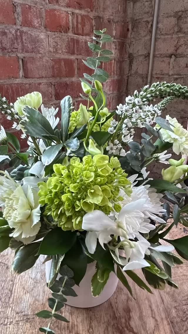 Green and white always hit the mark. Fresh and stylish.
@leffloral Flowers in The City.
