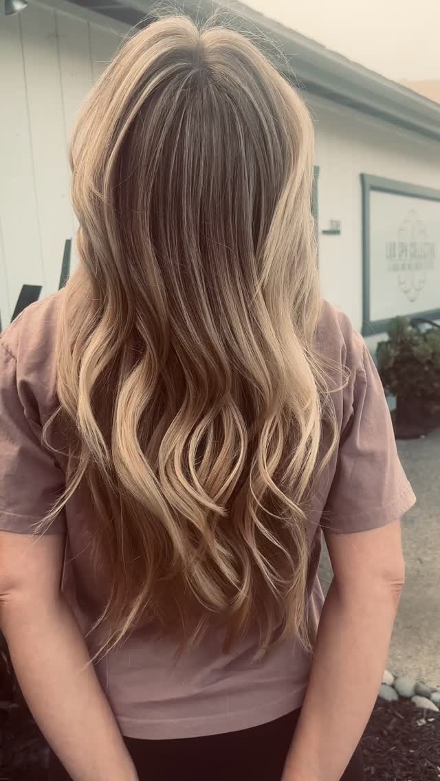 Daylight savings hits and the blonde cravings begin. .
Who else feels it this time of year? ☀️✨#dimensionalblonde #encinitas #butteryblonde #softblonde