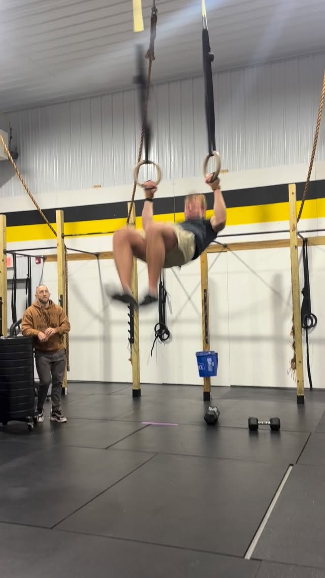 A first Muscle up for @benharris.12 .. just in time for 26.2! 💪🏼 👏🏻