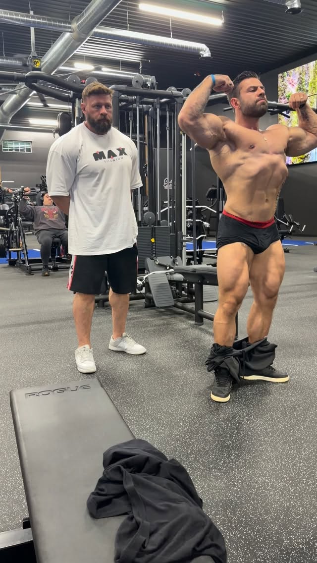 Acharam msm que eu ia passar uma semana ao lado do mestre e não ia pedir uns toques para o meu lado atleta?! Rs
.
avaliação e correção com @fabriciopacholok . Grato pelos toques 🫡
@gorilaalbinopro só na 🎥
O TRABALHO SEGUE ✅🚀
.
#LacerdasTeam