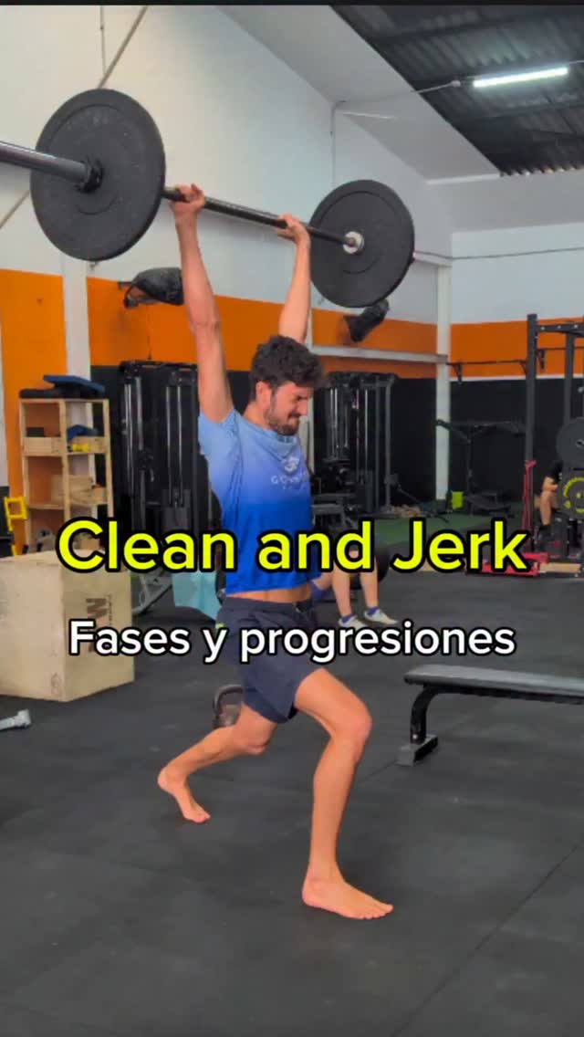 Los movimientos de halterofilia son muy interesantes en deportes como natación o waterpolo🏊🤽
🚀El clean & jerk mejora:
-tasa de desarrollo de fuerza (RFD)
-potencia
-coordinación neuromuscular
Requiere meses de adaptación y deportistas que hayan pasado por fases previas de desarrollo de fuerza y control motor.
⚠️Para introducirlo de forma segura se necesita:
• buena movilidad de hombro
• estabilidad hombro – escápula – core – piernas
• capacidad desacelerativa del hombro y control de la cadena anterior
• dominio técnico de ejercicios como push press, peso muerto, hang clean o front squat con agarre de halterofilia
Además, el movimiento puede adaptarse según el deportista o el contexto:
• barra unilateral
• mancuernas
• o incluso entrenar solo una fase del movimiento, como el jerk
#cleanandjerk #hombrodenadador #readaptación #entrenamiento