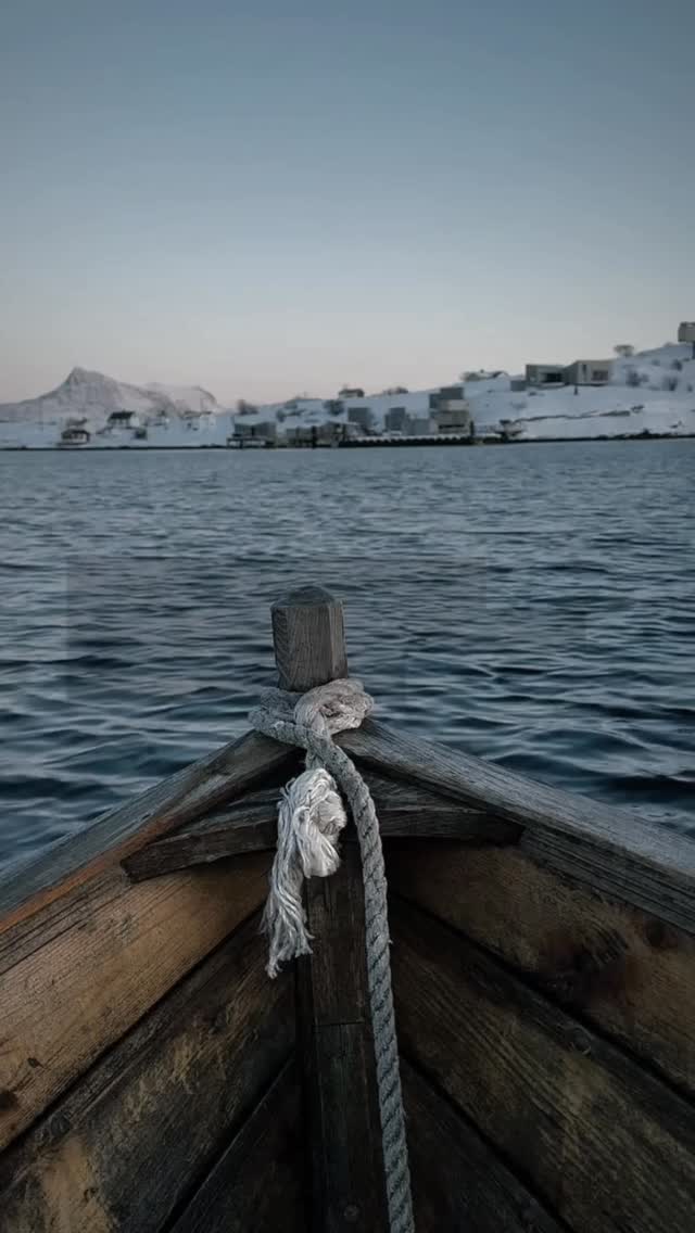 Where silence becomes the destination.
Far in the north of Norway, small private island retreats offer one of the rarest travel experiences — witnessing the Northern Lights in complete stillness.
A quiet cabin between the sea and the Arctic sky.
Snow-covered shores, frozen fjords, and nights when the aurora slowly moves across the horizon.
Because true luxury today is simple:
space, silence, and the feeling of being far away from everything.
Curated journeys to the Norwegian North are created individually by UNIQUELUXURY.TRAVEL.
#NorthernLights #Norway #ArcticTravel #LuxuryTravel #AuroraBorealis PrivateIsland Uniqueluxurytravel
Images: @62nord @lilloeylindenberg @manshausen_island @thearctichideaway @NataliyaGorosko