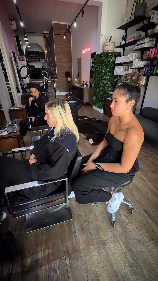 Creamy blonde perfection ✨
Soft layered movement paired with a clean, bright blonde for that effortless, modern finish. The goal was brightness without harshness, keeping the tone soft, refined, and full of natural dimension.
Hair that moves, shines, and feels beautifully effortless.
#blondehair #creamyblonde #modernblonde #hairtransformation #hairmovement