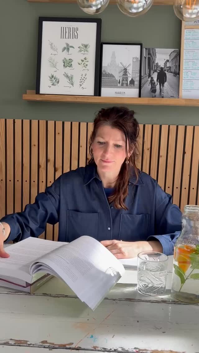 Te veel vrouwen denken dat hormonale klachten er gewoon bij horen.
Vermoeidheid.
Brain fog.
Cravings.
Stemmingswisselingen.
En vaak krijgen ze te horen:
“Het hoort bij je leeftijd.”
“Je moet het accepteren.”
Maar je lichaam geeft signalen.
Wanneer je inzicht krijgt in wat er in je lichaam gebeurt en hoe je hormonen reageren op voeding en leefstijl kun je daar ook echt iets aan doen.
Dat is precies mijn missie met Femme Hormoonspecialist: vrouwen helpen hun lichaam beter te begrijpen, zodat ze weer grip krijgen op hun hormonen, energie en balans.
Wil je weten hoe je dat doet?
In mijn masterclass leg ik uit hoe hormonen, bloedsuiker en leefstijl samenhangen en wat je zelf kunt doen om weer meer balans te ervaren.
Reageer met MASTERCLASS en ik stuur je de link.