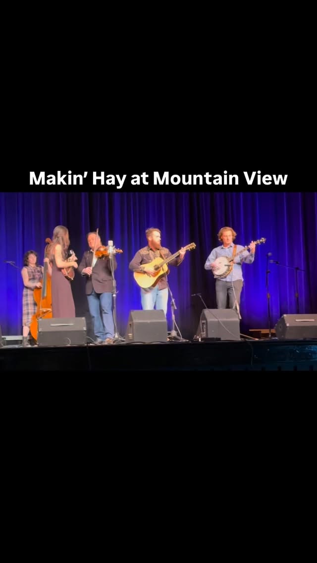 Makin’ Hay at Mountain View Bluegrass Festival in Mountain View AR.
Btw, @jenlbrooke fixed that stray collar during the next song… and we WILL rehearse those dance moves at the mic before the next set….. 🎶🎙️😂
#bluegrassmusic #singersongwriter #mikemitchellmusic #bluegrasslife #bluegrassfiddle