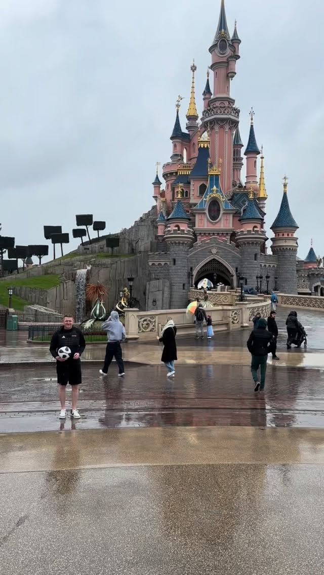 VAM⚽️S never stops… even in the magic kingdom 🏰⚽
Had some great fun passing the ball around Disneyland Paris 🇫🇷
Now back training with our VAM⚽️S superheroes 🦸🏼♂️🦸🏻♀️
⚽⚽🇪🇸⚽⚽