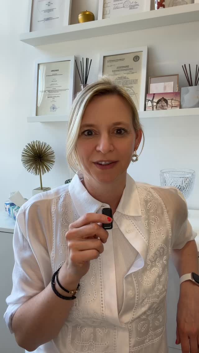 Viele Frauen sind es gewohnt, zuerst zu überlegen:
Was erwarten die anderen von mir?
Was dabei oft verloren geht, ist eine andere Frage:
Was fühlt sich für mich eigentlich stimmig an?
Diese Frage wirkt simpel.
Aber sie verändert, worauf deine Aufmerksamkeit gerichtet ist.
Weg von Erwartungen.
Hin zu deiner eigenen Wahrnehmung.
Und genau dort beginnt oft mehr Klarheit.
📌 Speichere dir diesen Impuls, wenn du dir diese Frage öfter stellen möchtest.
💬Und schreib gerne in die Kommentare:
In welchen Situationen fällt es dir besonders schwer, bei dir selbst zu bleiben?
#selbstwert #innerestabilität #grenzensetzen #innereskind #emotionalegesundheit