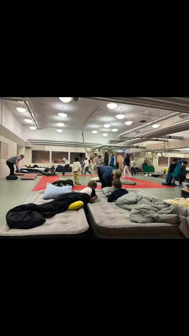 I helgen har det varit fullt ös i dojon. Fredagens träningsläger för alla medlemmar startade med träning, gemensam måltid för att sedan övergå i fri hopp och lek (som ofta verkar bestå av rugby numer) och gemenskap innan popcorn och Zootropolis 2 började rulla på duken ackompanjerat en ljudnivå som gjort IMAX-salongen avundsjuk. Vissa som fortfarande kände att de hade energi kvar spelade mer eller mindre en fullängds fotbollsmatch i gympasalen innan det var dags att bädda ner sig för natten. Morgonen inleddes med gemensam frukost, en lekfull timmes träning innan klubbmästerskapen satte igång där bataljer utkämpades och våra judokas fick smaka på både vinstens sötma och förlustens visdom. Det är fantastiskt att se dynamiken mellan de äldre och de yngre och hur roligt alla har tillsammans.
Tack till alla er som hjälpt till och gör detta möjligt!