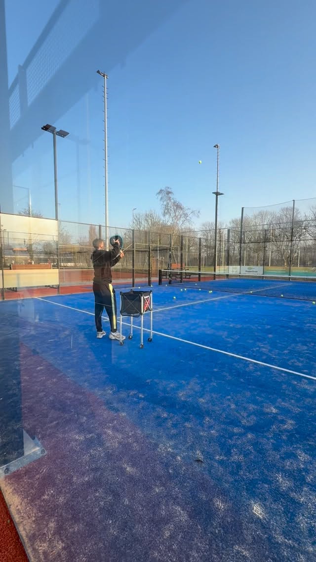🎾 DRILL TIME: BANDEJA & BACKHAND VOLLEY 🔥
Een top drill om aan je techniek én lichaamsrotatie te werken!
Bij deze oefening combineer je de bandeja met de backhand volley. Door deze twee slagen achter elkaar te trainen, werk je automatisch aan een belangrijk onderdeel van padel: rotatie van je lichaam.
Waarom is dat zo belangrijk?
👉 Je krijgt meer controle over je slagen
👉 Je gebruikt meer kracht uit je lichaam in plaats van alleen je arm
👉 Je bewegingen worden vloeiender en efficiënter
💡 Tip:
Draai je schouders goed in bij de voorbereiding en laat je lichaam meebewegen in de slag. Zo komt de kracht vanuit je romp en benen.
Train slim. Train technisch.
Your Game, Your Move.
#Padel2Move #PadelTraining #Bandeja #PadelDrill #BackhandVolley PadelTips 🎾🔥