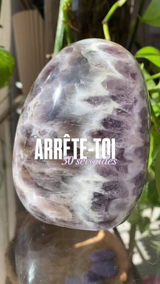 ✋🏼Arrête-toi juste 30 secondes, prends le temps, respire 😮💨et admire ces deux améthystes chevron qui t’aideront dans ta prise de décision.
💜L’améthyste chevron ou rubanée est une améthyste à la formation toute particulière en forme de « V » témoignent d’une croissance cristalline unique, offrant un contraste saisissant entre le violet royal et le blanc laiteux du cristal de roche.
En forme libre, elle rayonne de manière multidirectionnelle, ce qui en fait une pièce maîtresse pour apaiser le mental, dissiper les blocages et favoriser un sommeil profond et réparateur.
🪐Planètes : Jupiter, Saturne, Uranus, Neptune.