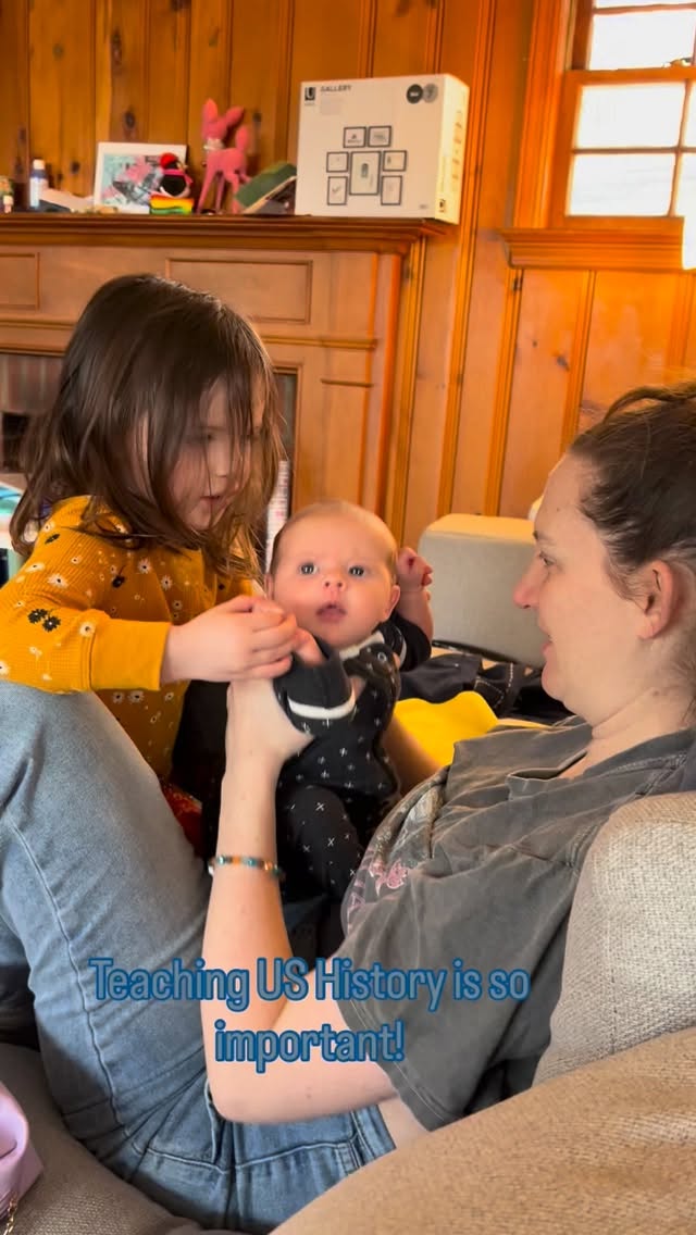 From @harrystyles to #fun., @taracheaslip & Margo are making sure Ronni learns all the important eras of pop music!
#AmericanGirls
#PopQuiz