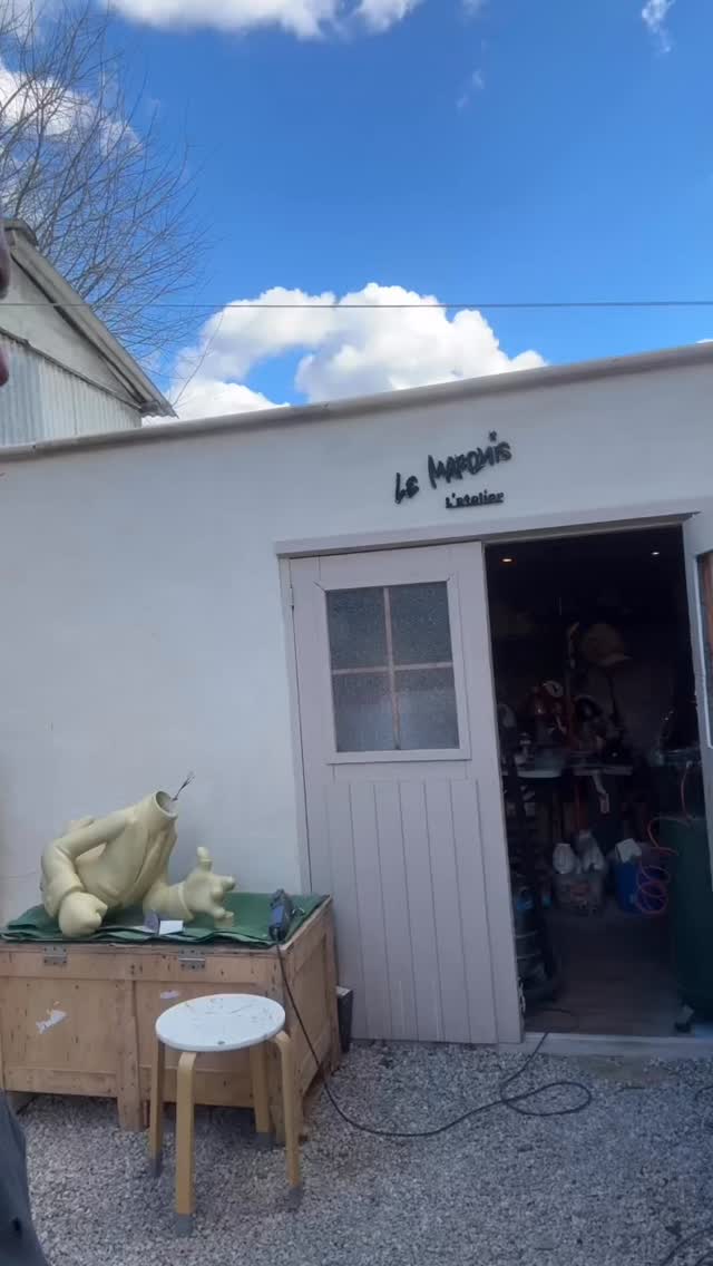 Le moment que j’aime le moins mais hyper important pour appliquer la peinture et avoir un résultat presque parfait 👍… à bientôt 👋 #sculpture #ceramique #art #donaldduck