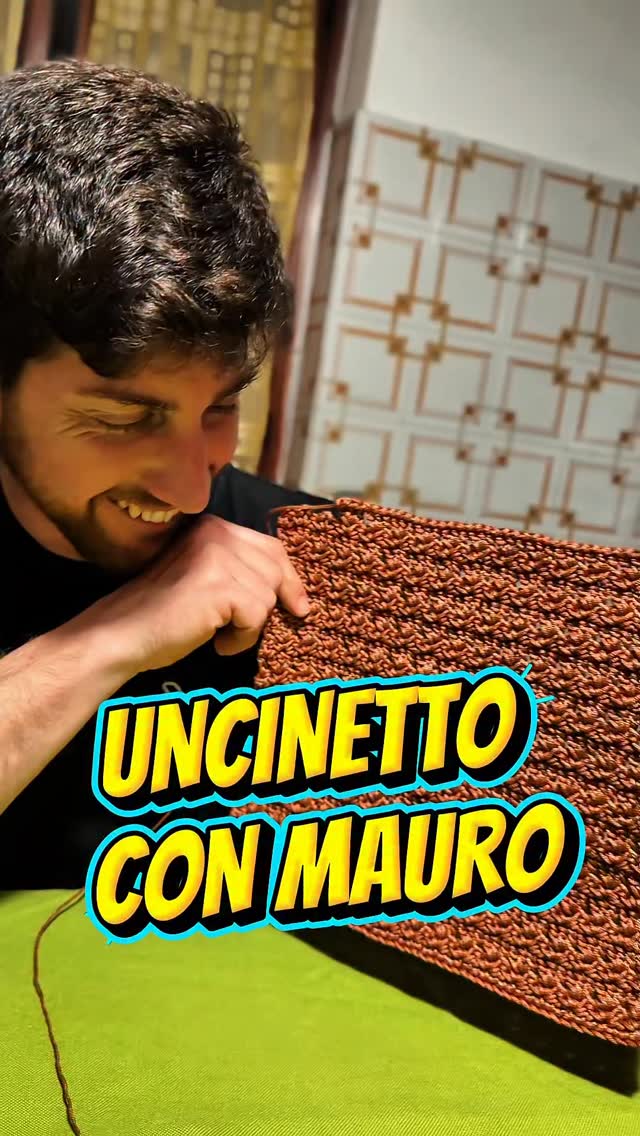 Chi ha detto che l’uncinetto è un lavoro solitario? 🤫
Tra ordini da finire, nuovi schemi da testare e una montagna di filati che non finisce mai, a volte serve un supereroe... e io l’ho trovato in casa! 🦸♂️
Ecco il mio braccio destro all’opera: non solo mi sopporta, ma ha imparato i trucchi del mestiere per aiutarmi a smaltire il lavoro accumulato. Guardate con che precisione si muove! Mi sa che tra poco mi ruba il posto da Katy Handmade... 😂
Avere qualcuno che supporta le tue passioni (e le tue scadenze!) non ha prezzo ❤️
E voi? Avete un aiutante magico o fate tutto da sole nel vostro “crochet corner”? Raccontatemelo nei commenti! 🤭
•••
#KatyHandmade #CrochetLife #UncinettoCreativo #HandmadeWithLove #DietroLeQuinte