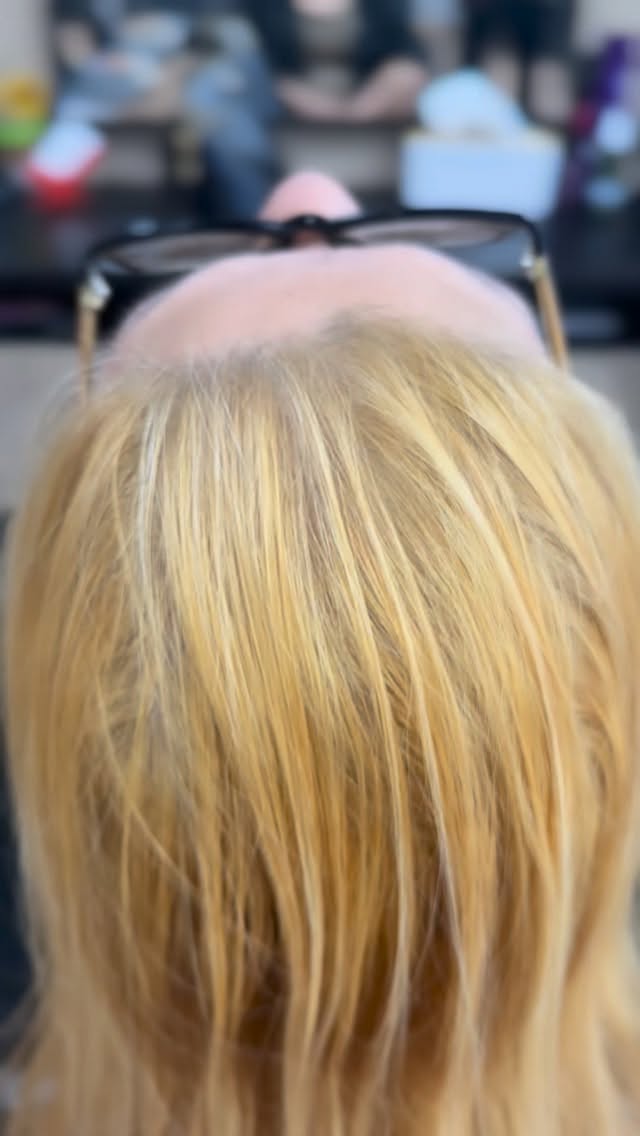 This beauty came in with an at-home session gone wrong… 🫣 From brassy yellow to copper queen 👑 🧡
.
.
.
.
#artehairstudio #rentonwa #bellevuewa #hairtransformatıon #hairfix