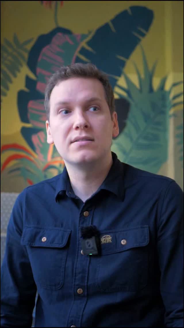 @bogdanmihailescuguitar talks about his vision of transcriptions for guitar.
Excerpt from his interview ahead of his upcoming concert with us!
Thanks to @birdiecoffee for hosting us.
Tickets and info in bio and on kaliaguitar.com
Music : Polimnia - Galilei played by Bogdan Mihailscu