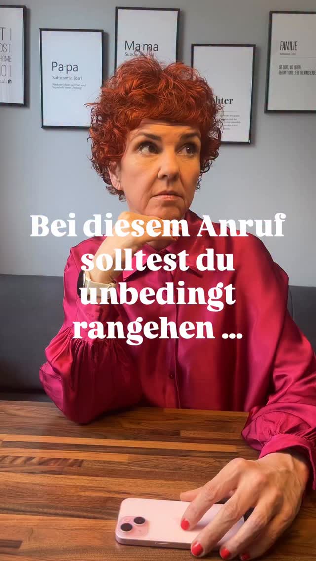 📞 I just called to say I love you…
Stell dir vor, dein Handy klingelt und auf dem Display steht: Wechseljahre.
Ich gebe zu: Mein erster Gedanke wäre wahrscheinlich auch kurz👉 „Ähm… muss ich da wirklich rangehen?“ 😅
Aber wenn man einmal zuhört, steckt in diesem Anruf manchmal eine ziemlich schöne Botschaft:
✨ Hör wieder mehr auf dich.
✨ Mach Pausen ohne schlechtes Gewissen.
✨ Kümmere dich gut um deinen Körper.
Vielleicht sind die Wechseljahre manchmal genau das: Ein kleiner Reminder des Lebens.
„Hallo du.Vergiss dich selbst nicht.“
Und jetzt bin ich neugierig:
📞 Was hätten die Wechseljahre dir am Telefon zu sagen?
Ich lese mit. 🩷🧡
#glitzernstattschwitzen #wowstattwäh #menomio