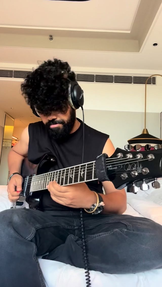 Playing the @prsguitars @markperiphery 7string on this tour ! Warming up in the hotel .
@16thaudio
#fusionjazz #solo #guitar #hotel #musician