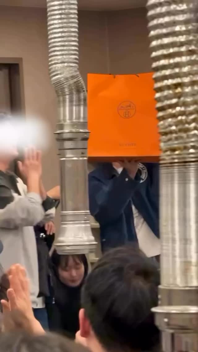 🎁 La générosité de Seo In-guk
Lors de la fête de fin de tournage de « See You at Work Tomorrow », Seo In-guk a surpris toute l’équipe avec des cadeaux très généreux distribués lors d’un Lucky Draw exceptionnel.
À gagner : des sacs et des montres Hermès, une attention rare pour remercier le staff qui travaille souvent dans l’ombre.
Dans la vidéo, on le voit soulever le célèbre sac orange Hermès, déclenchant les acclamations de toute la salle. Les sous-titres résument bien la surprise générale :
“Un cadeau de ce niveau à une fête de fin de tournage… on n’avait jamais vu ça !”
🎟️ C’est lui-même qui anime le tirage au sort avec enthousiasme, faisant monter le suspense à chaque numéro annoncé, jusqu’au gagnant final sous les applaudissements.
🎤 À la fin, il prend le micro pour remercier toute l’équipe :
« Merci beaucoup. Nous nous sommes rencontrés grâce à ce beau projet et avons créé de liens précieux. Les résultats sortiront vers juin ou juillet. D’ici là, profitez bien, et pour ceux qui commencent de nouveaux projets, je vous encourage tous ! C’était un honneur de travailler avec vous, et cela restera un magnifique souvenir pour moi. Beau travail tout le monde, merci ! »
✨ Un moment qui montre une fois de plus la générosité et l’attention de Seo In-guk envers ceux qui travaillent derrière la caméra.
Repost : @sigisking
Source : @alluniisuni
#서인국 #seoinguk #내일도출근 #kdrama #wrapupparty @seo_cccc