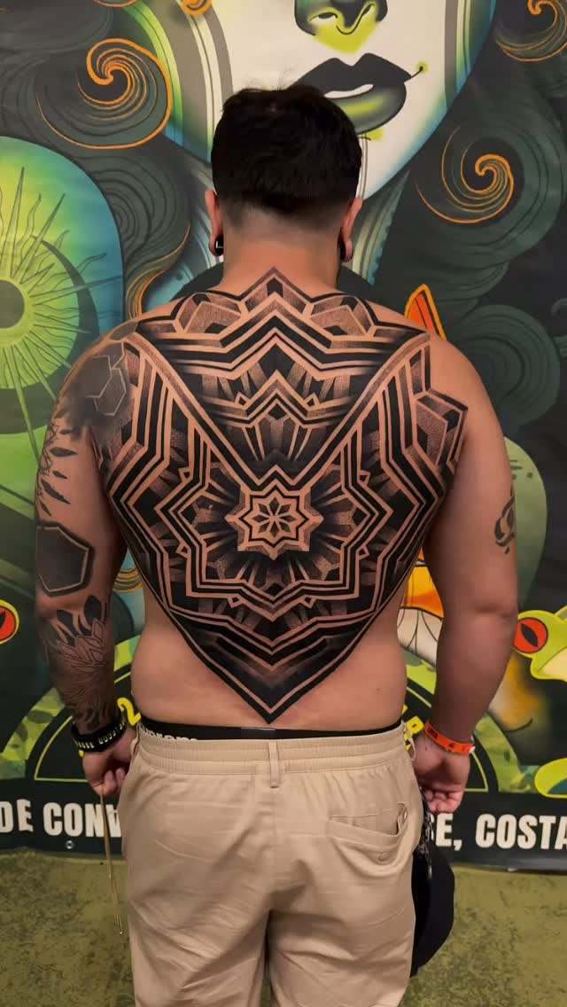 Pequeño recap de lo sucedido en el @puratintafest Tremenda convención y tremendas emociones las vividas en mi primera visita a Costa Rica. Pude conocer a grandes tatuadores y mejores personas. Muchas gracias a @marcobarquero97 por aguantar firme y a todas las personas que visitaron el stand. PURA VIDA!
.
.
.
#puratinta #geometrip #tattoo #tattoostyle #blackworktattoo