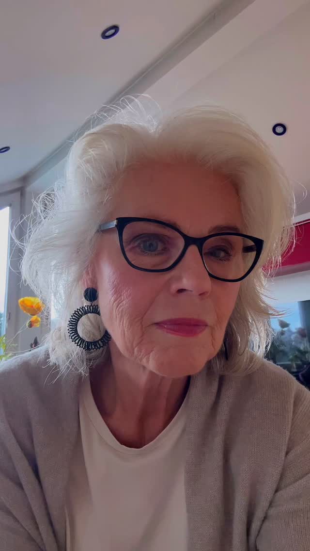 Ayurveda Detoxkur – Dein Neustart für Körper & Geist🌟🌟🌟
Du möchtest dich leichter, klarer und energiegeladener fühlen? Dann ist meine Ayurveda Detoxkur genau das Richtige für dich.
In meinem neuen Workbook zeige ich dir, wie du mit ayurvedischen Prinzipien dein Agni (Verdauungsfeuer) stärkst, deinen Stoffwechsel anregst und deinen Körper sanft entschlackst – ganz ohne Hungern oder Radikaldiäten.
Diese Detoxkur ist mehr als nur ein Reinigungsprogramm. Sie ist eine Einladung, wieder in Verbindung mit dir selbst zu kommen – mit mehr Achtsamkeit, Klarheit und Leichtigkeit.
Ich lade dich ein, ganz individuell dieses Frühlingsgefühl für dich zu entdecken. Schreib mir gerne eine PN und ich vereinbare gerne mit dir ein kostenloses Beratungsgespräch 🤩🙋♀️.
#ayurveda #detox #leichterleben #gewichtverlieren #gesundeernährung